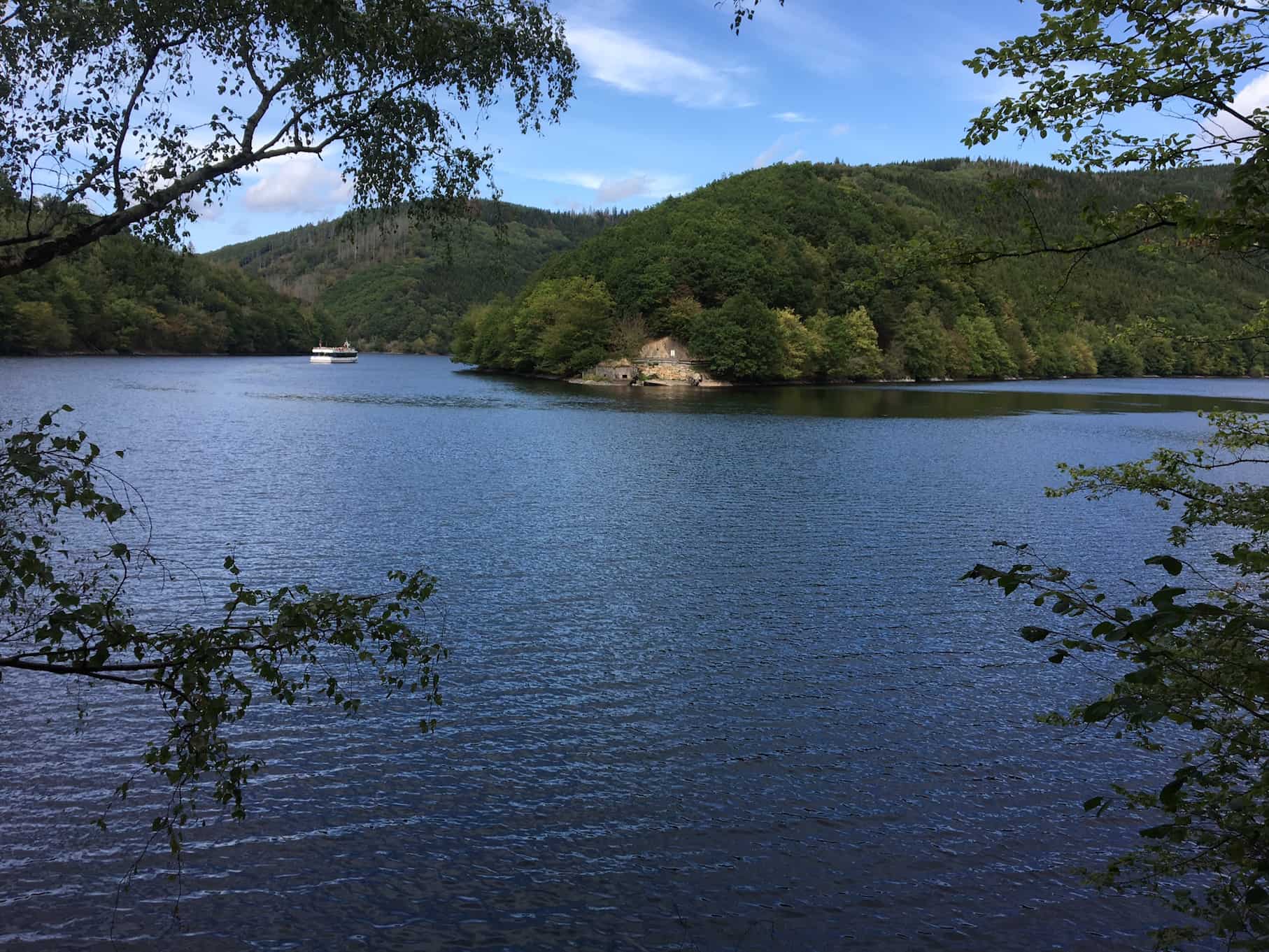 Hecken, Fachwerk, Moor und See-Kurztrip durch die Nordeifel, Ruhrsee mit Schiff