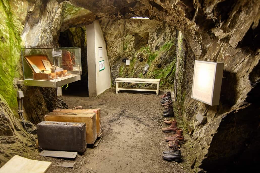 Schuhe und Koffer im Bunker des Eifelmuseums in mayen