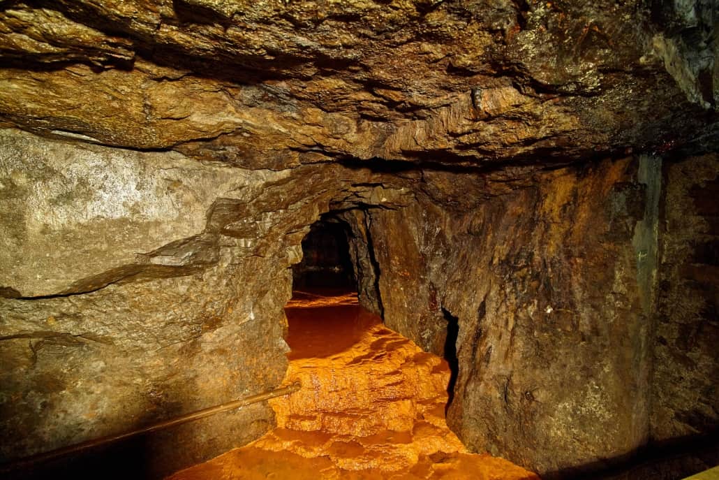 bronzeglänzende Felsen mit Durchgang