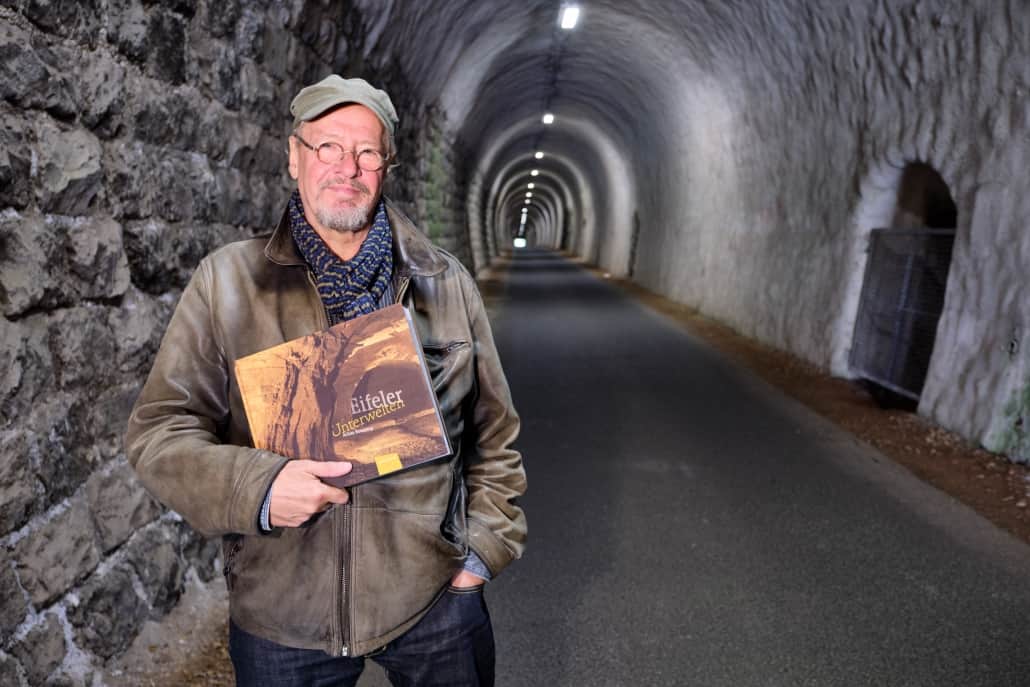 Autor Achim Konejung der Eifeler Unterwelten mit seinem Buch