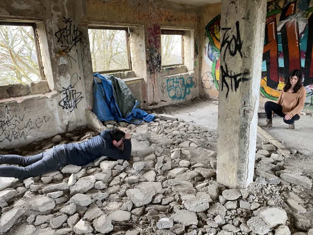 Lost Place in der Eifel, Ehemalige Heimschule am Laacher See, Fotograf zwischen Steinen