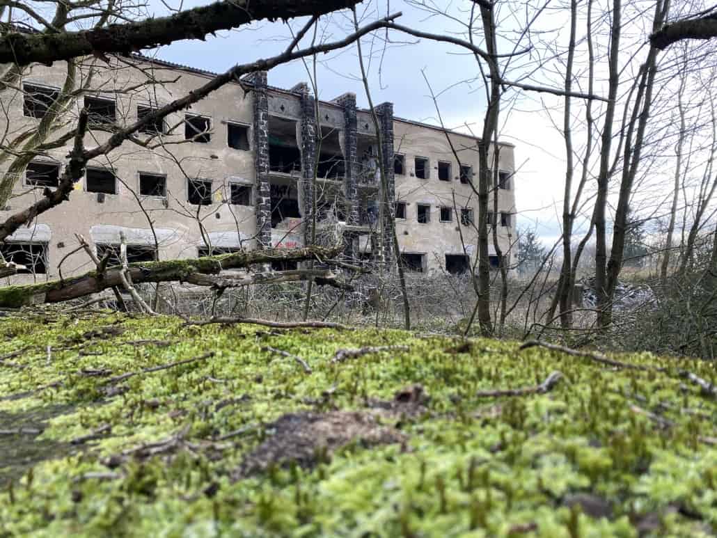 Lost Place, Ehemalige Heimschule am Laacher See, Gebäude mit bemooster Mauer