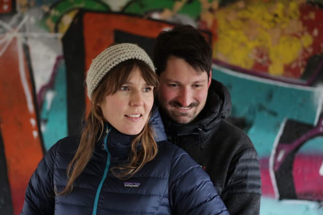 Lost Place in der Eifel, Ehemalige Heimschule, Fotoshooting mit Pärchen vor Graffitiwand