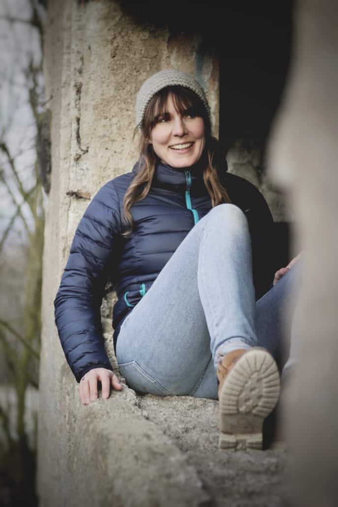 Lost Place in der Eifel, Ehemaligen Heimschule,Junge Frau auf Fenstervorsprung