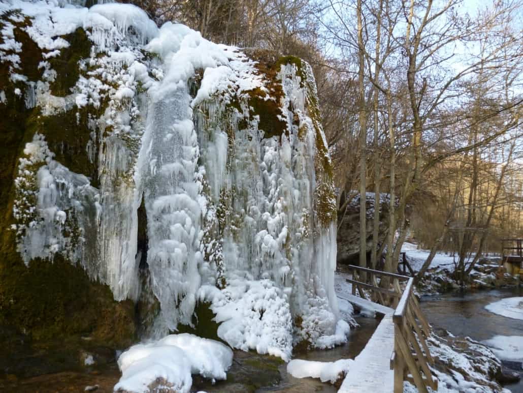 Wasserfall Dreimühlen mit bizarren Eiszapfen