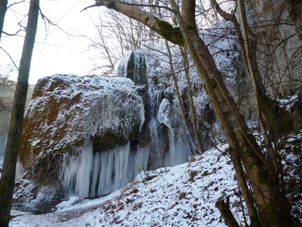 Beeindruckendes Naturdenkmal - Der Wasserfall Dreimühlen bei Nohn im Winter