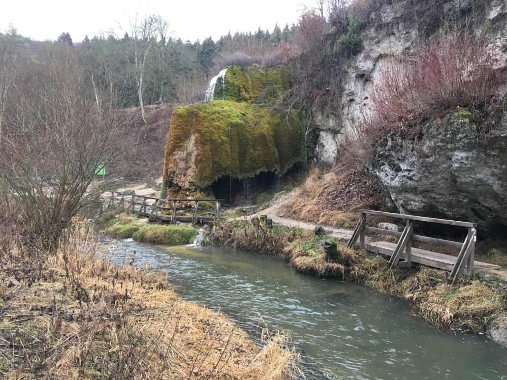 Beeindruckendes Naturdenkmal - Der Wasserfall Dreimühlen bei Nohn von Weitem