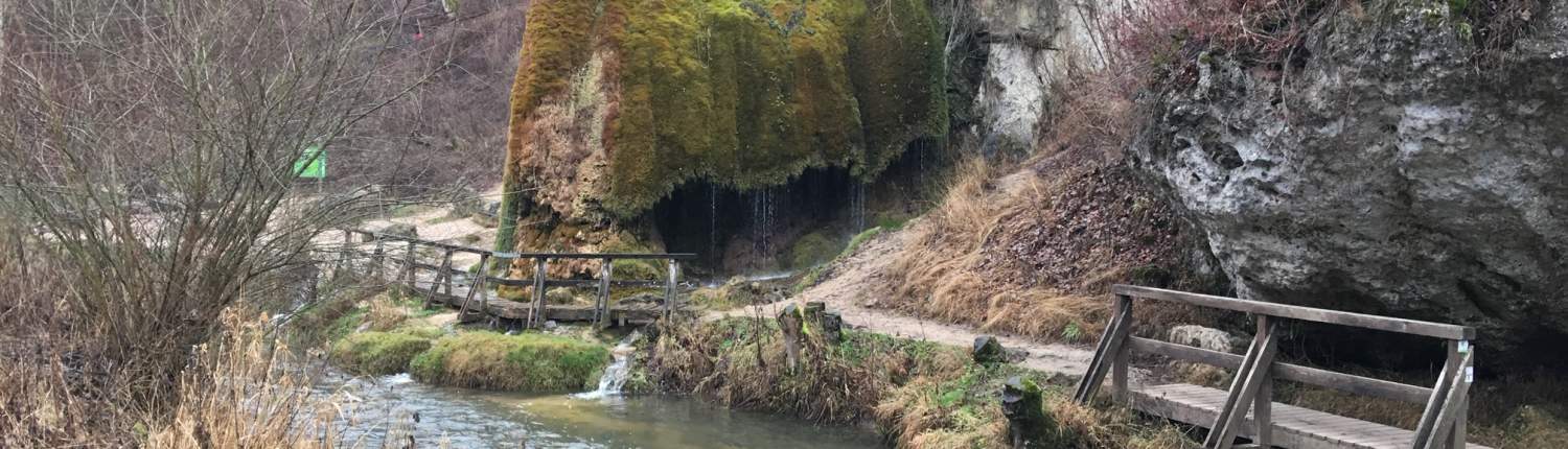 Beeindruckendes Naturdenkmal - Der Wasserfall Dreimühlen bei Nohn von Weitem