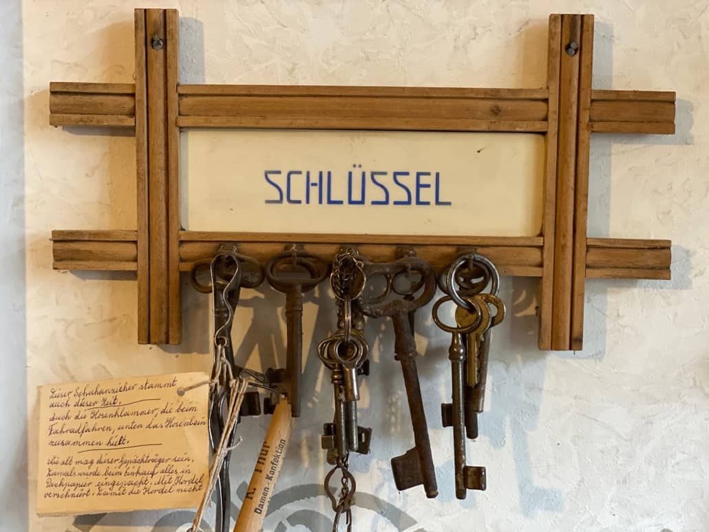 alte Schlüssel am Schlüsselbrett