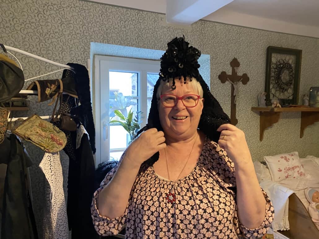 Monika Georgi mit alter Hochzeitshaube