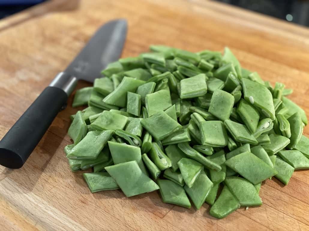 Grüne Bohnen für Eifeler Bohnensuppe mit Küchenmesser