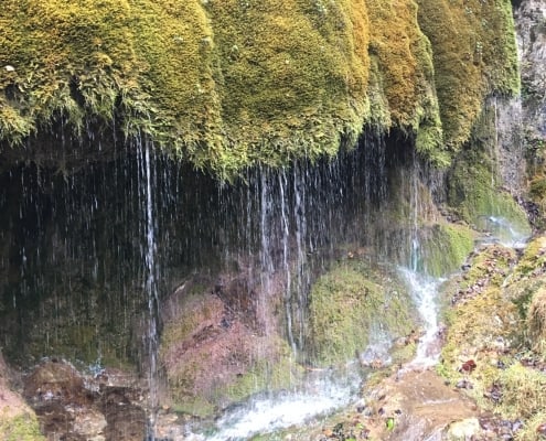 Beeindruckendes Naturdenkmal - Der Wasserfall Dreimühlen herabfließendes Wasser