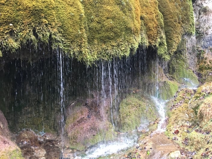 Beeindruckendes Naturdenkmal - Der Wasserfall Dreimühlen herabfließendes Wasser