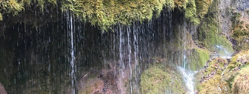 Beeindruckendes Naturdenkmal - Der Wasserfall Dreimühlen herabfließendes Wasser