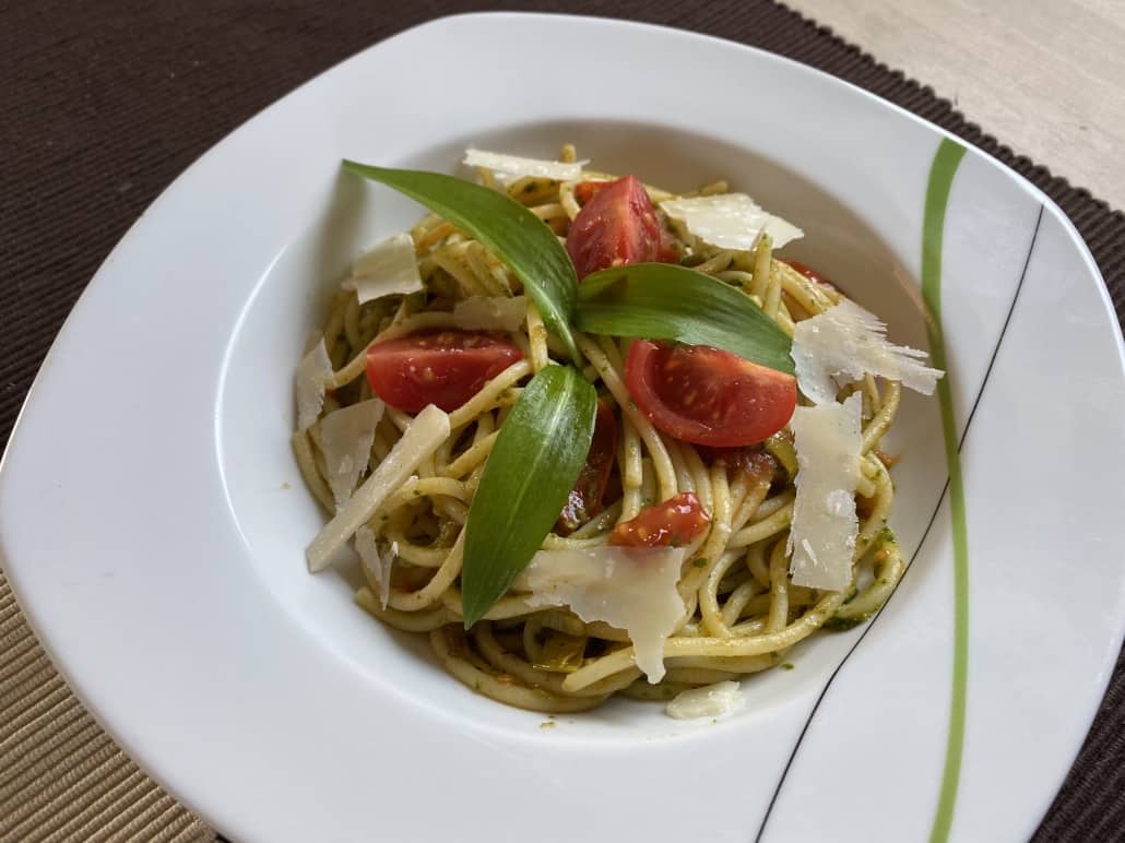 Spaghetti mit Tomaten, Parmesan und Bärlauchpesto