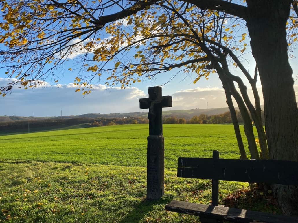 Verstecktes Juwel - Die Klosterruine Mädburg,Wegekreuz in Kehrig