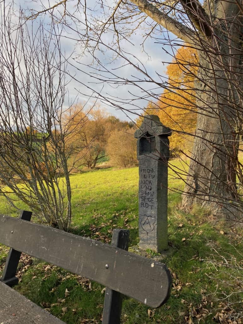Basaltkreuze in der Osteifel, Wegekreuz auf dem Weg zur Klosterruine Mädburg