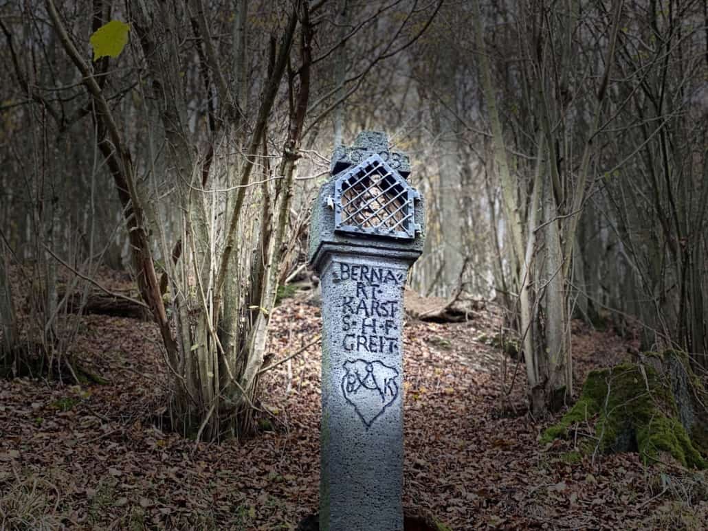 Verstecktes Juwel - Die Klosterruine Mädburg,Basaltkreuze in der Osteifel,Wegekreuz Nähe Mädburg