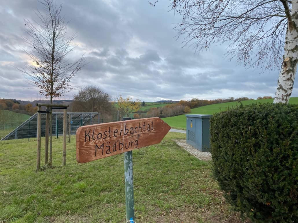 Verstecktes Juwel - Die Klosterruine Mädburg,Hinweisschild Klosterruine Mädburg