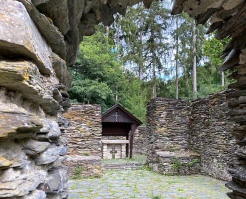 Verstecktes Juwel - Die Klosterruine Mädburg,Klosterruine Mädburg, innen