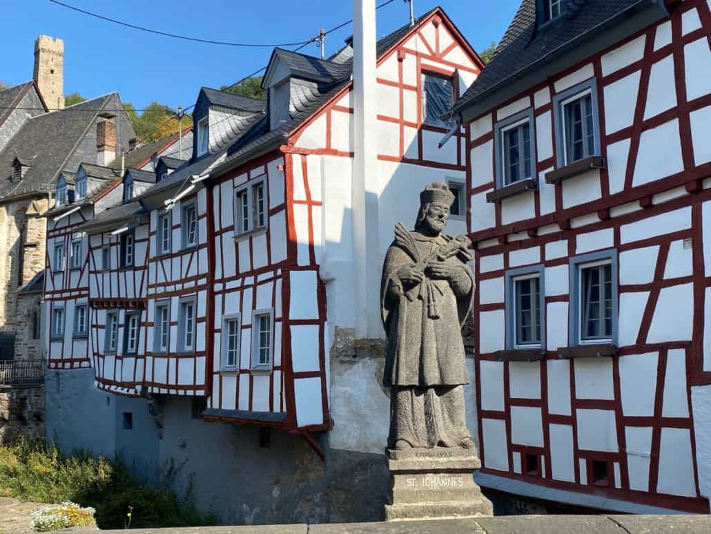 Monreal - Romantisches Fachwerkdorf in der Osteifel, schiefe Häuser