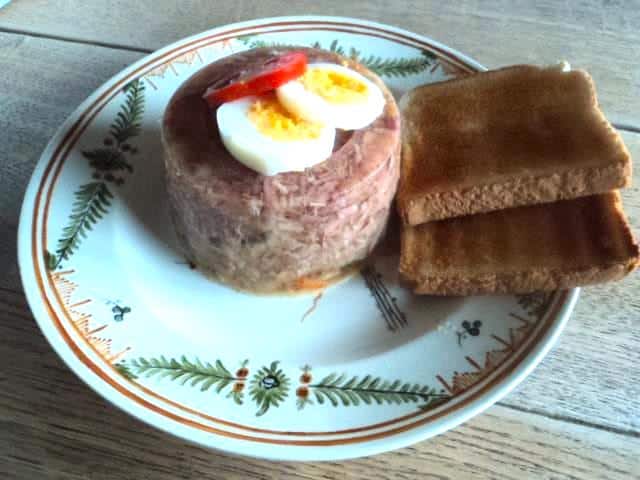 Schweinskopfsülze mit Toast