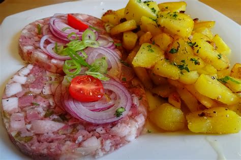 Schweinesülze mit Bratkartoffeln