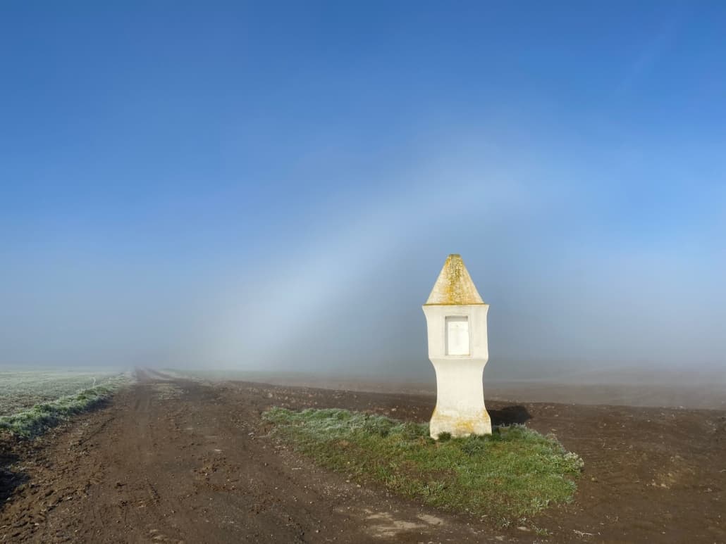 Mystisch und fotogen - Basaltkreuze in der Osteifel, Bildstock bei Lonnig mit Nebelstreifen