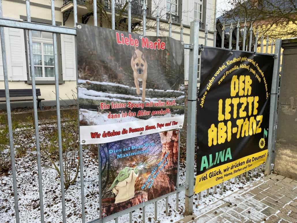 Originelles zum Abitur in Münstermaifeld, Mutmacherplakate am Zaun