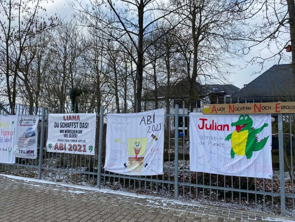 Abiturplakate mit Zeichnungen am Kurfürst-Balduin-Gymnasium in Münstermaifeld