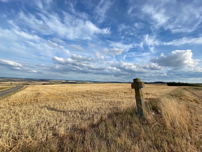 Basaltkreuze in der OsteifelWegekreuz Maifeld Mystisch und fotogen - Basaltkreuze in der Osteifel, Kreuz im Getreidefeld
