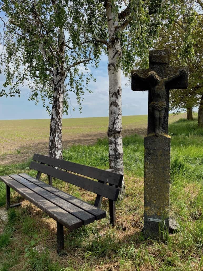 Basaltkreuze in der Osteeifel, Kreuz mit Bank