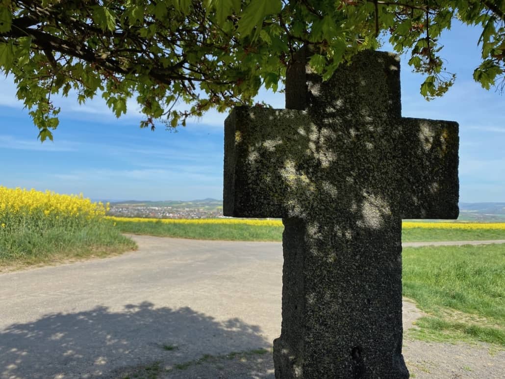 Mystisch und fotogen - Basaltkreuze in der Osteifel mit Blick auf Rapsfelder