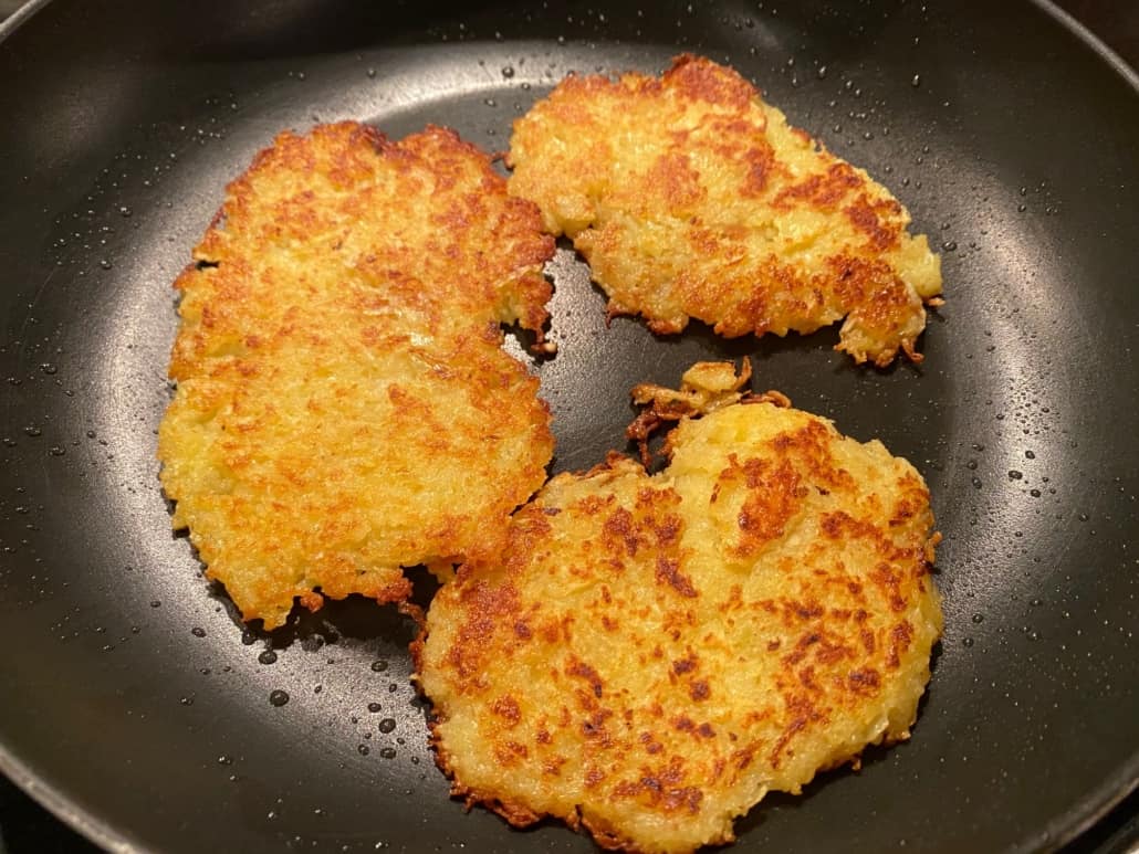 Kröbbelche, Riefkooche, Reibekuchen oder Kartoffelpuffer, Kröbbelche in der Pfanne