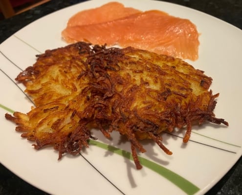 Kröbbelche, Riefkooche, Reibekuchen oder Kartoffelpuffer, mit Lachs