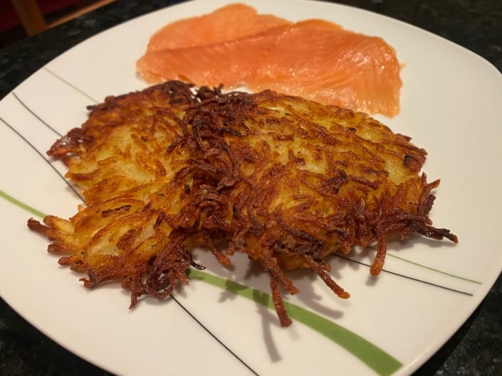 Kröbbelche, Riefkooche, Reibekuchen oder Kartoffelpuffer, mit Lachs