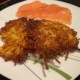 Kröbbelche, Riefkooche, Reibekuchen oder Kartoffelpuffer, mit Lachs