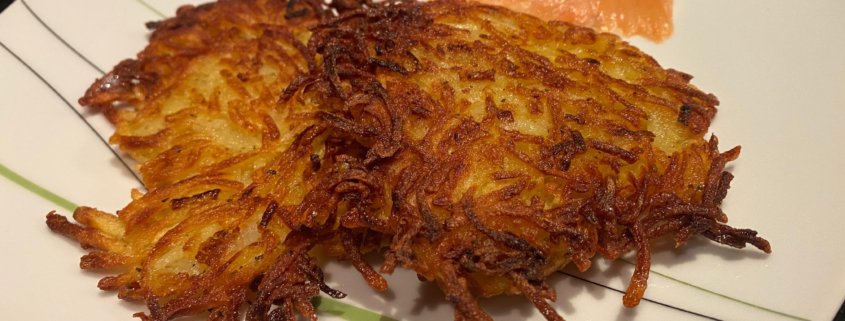 Kröbbelche, Riefkooche, Reibekuchen oder Kartoffelpuffer, mit Lachs