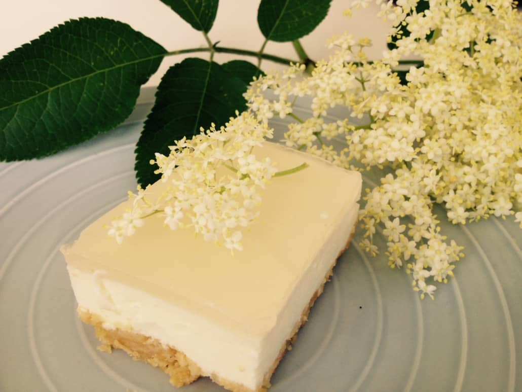 Holunderblüten-Joghurt-Kuchen ohne backen, mit Blüte