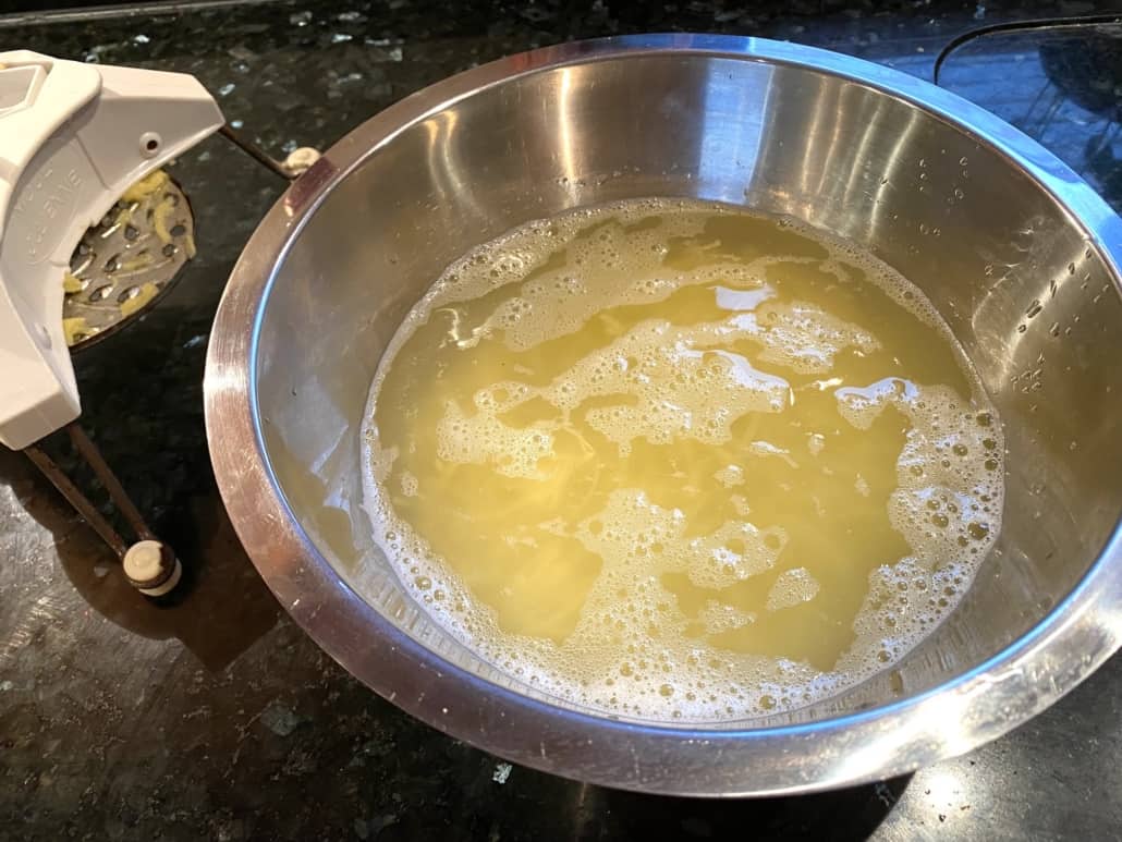 Kartoffelkrapfen aus der Eifel, in der Schüssel mit Wasser