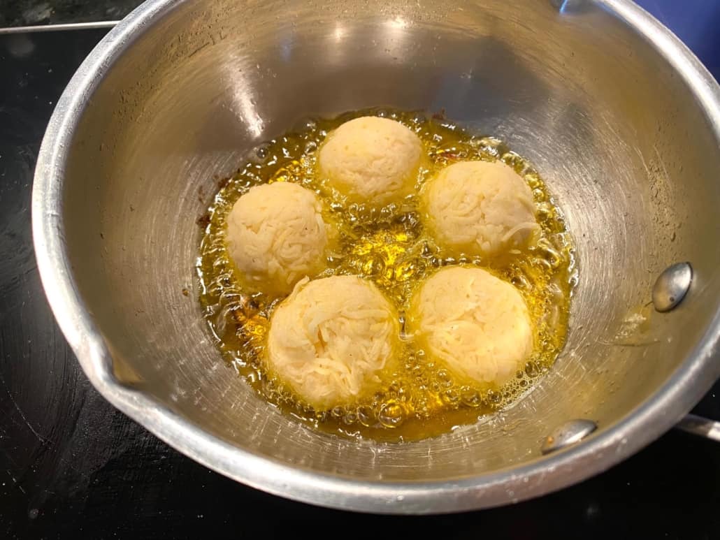 Kartoffelkrapfen aus der Eifel, frittieren