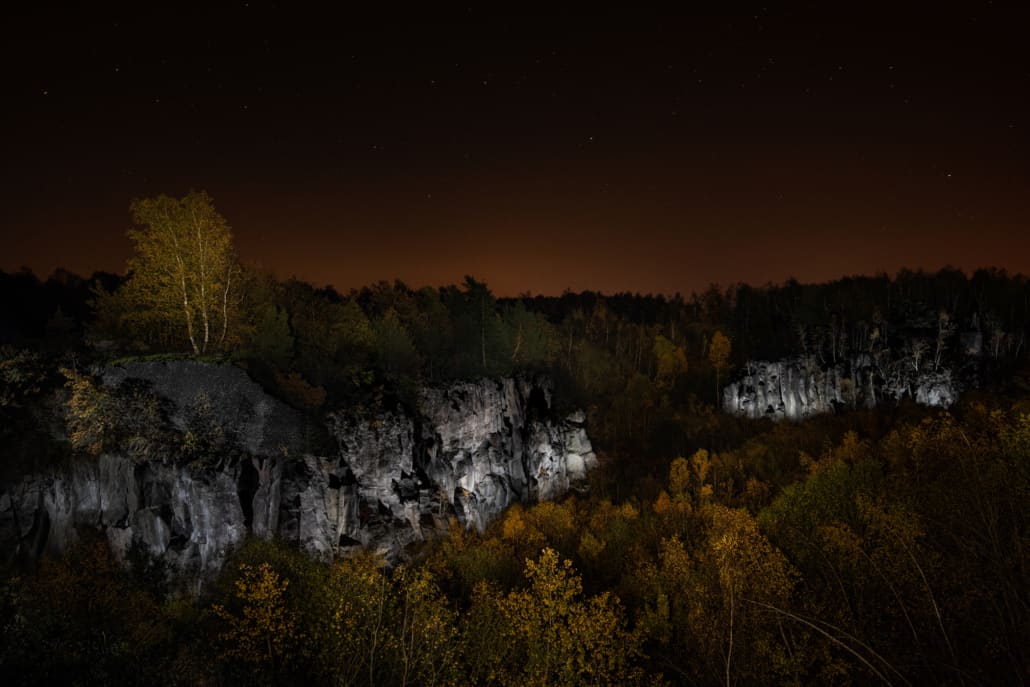 "Finsterlay" - Spektakuläre Aufnahmen von Basaltsteinbrüchen bei Nacht