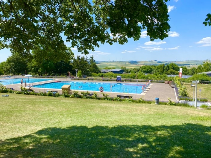 Baden in der Eifel - Das Panorama-Schwimmbad Münstermaifeld