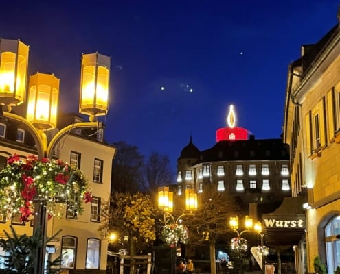 Mayener Weihnachtsmarkt, Genovevaburg mit Kerze