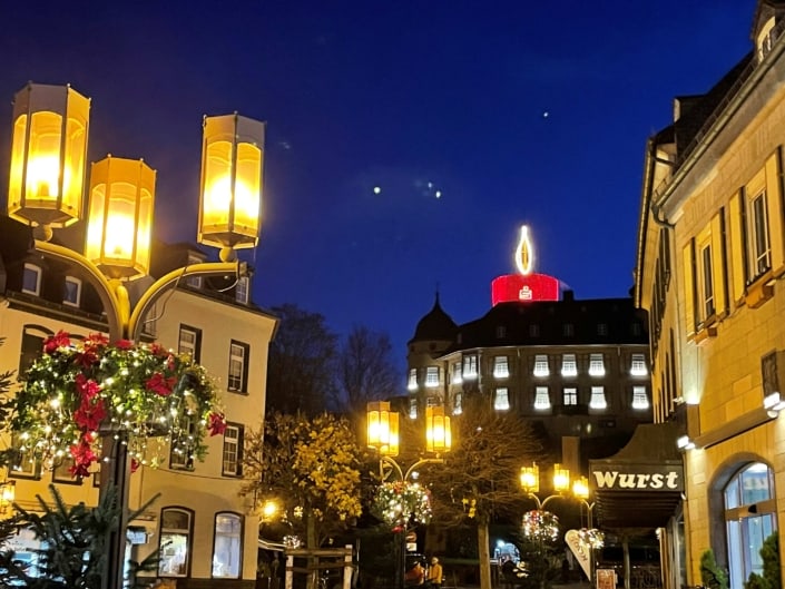 Weihnachtsmärkte Mayener Weihnachtsmarkt, Genovevaburg mit Kerze